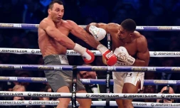 Anthony Joshua (D)  a battu l'Ukrainien Wladimir Klitschko par KO technique le 29 avril 2017 à Wembley (nord-ouest de Londres)