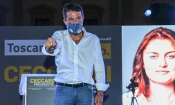 Le chef de la Ligue, Matteo Salvini, près d'une affiche de campagne de la candidate aux élections régionales en Toscane Susanna Ceccardi, le 18 septembre 2020 à Florence