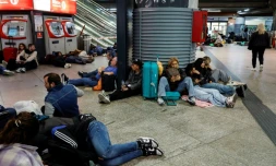Des voyageurs se préparant à passer la nuit à la gare d'Atocha, à Madrid, à cause de la panne d'électricté géante, le 28 avril 2025
