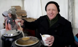 Le chef étoilé Thierry Marx sert la soupe populaire à l'occasion du dixième anniversaire de la mort de l'abbé Pierre, le 22 janvier 2017 à Paris