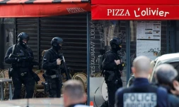 Des policiers devant la pizzeria oĂč un homme s'est retranchĂ© Ă Issy-les-Moulineaux, prĂšs de Paris, le 16 novembre 2024