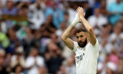 L'attaquant français Karim Benzema salue le public du stade Santiago-Bernabéu au moment de son remplacement, pour son dernier match avec le Real Madrid, le 4 juin 2023