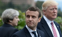 Une photo d'Emmanuel Macron, avec en arrière-plan la Première ministre britannique Theresa May (g) et le président américain Donald Trump, au G7 à Taormina en Italie, le 26 mai 2017