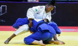 La Française Clarisse Agbegnenou (en blanc), lors de la demi-finale des -63 kg des Mondiaux de judo, contre l'Autrichienne Lubjana Piovesana le 10 mai à Doha