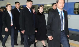 Kim Yo Jong, soeur du dirigeant nord-corĂ©en Kim Jong Un, s'apprĂȘte Ă prendre le train Ă son arrivĂ©e Ă l'aĂ©roport de SĂ©oul-Incheon le 9 fĂ©vrier 2018