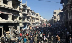 Des syriens dans une rue de Al-Zahra, un quartier prorĂ©gime de Homs, oĂč a eu lieu un attentat Ă la voiture piĂ©gĂ©e qui a fait 15 morts, le 12 dĂ©cembre 2015