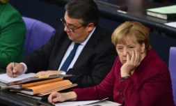 La chancelière allemande Angela Merkel sur les bancs du Bundestag à côté du ministre de l'Economie Sigmar Gabriel, le 14 octobre 2015