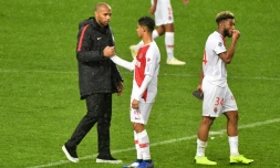 L'entraîneur de Monaco Thierry Henry (g) serre la main du milieu Sofiane Diop à la fin du match contre Dijon au Stade Louis II, le 27 octobre 2018  