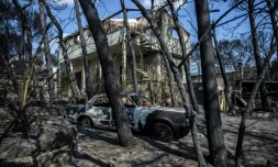 Voiture et maison brûlées à Mati près d'Athènes le 25 juillet 2018