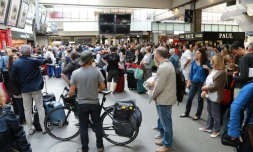 Des passagers attendent à la gare Montparnasse le 30 juillet 2017