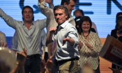 Le candidat conservateur Mauricio Macri danse le 25 octobre 2015 au siège de son parti à Buenos Aires, au soir du 1er tour des élections présidentielles