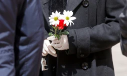 Un homme à l'enterrement d'une personne morte du coronavirus, au cimetière municipal de Madrid, le 23 mars 2020