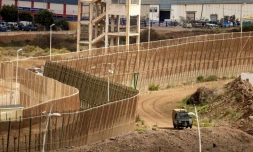 Vue de la frontière séparant le Maroc (à droite) de l'enclave espagnole de Melilla (à gauche), le 4 mars 2022