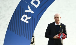Le capitaine des Etats-Unis Jim Furyk dépité après la victoire de l'Europe lors de la 42e édition de la Ryder Cup, le 30 septembre 2018 à Saint-Quentin-en-Yvelines 