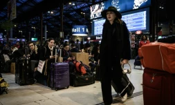 Des voyageurs attendent un train à la gare de Lyon au 16e jour de la grève contre la réforme des retraites, le 20 décembre 2019 à Paris