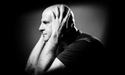 L'auteur américain Harlan Coben lors d'une séance photos à Paris, le 4 octobre 2017