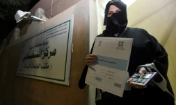 Aljazi al-Hussaini, une candidate à un siÚge dans un conseil municipal de la ville de Diriyah (environ de Ryad) le 29 novembre 2015, montre sa licence pour le droit de se présenter aux élections