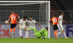 L'attaquant ukrainien du Shakhtar Donetsk, Junior Moraes (2e d) ouvre le score lors du quart de finale de la Ligue Europa face au FC Bùle, à Gelsenkirchen, le 11 août 2020