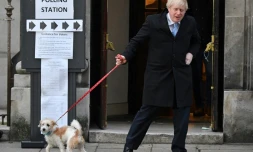 Boris Johnson et son chien Dilyn quittent le bureau de vote, à Londres le 12 décembre 2019