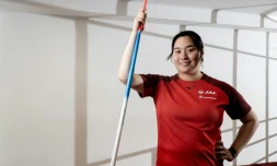 La médaillée d'or olympique en javelot, Haruka Kitaguchi, pose dans la ville tchèque de Domazlice où elle s'entraîne, le 14 août 2025