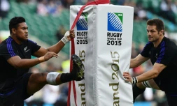 Les Néo-Zélandais Julian Savea (g) et Richie McCaw à l'échauffement avant la finale du Mondial contre l'Australie, le 31 octobre 2015 à Twickenham