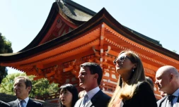 Le Premier ministre français Manuel Valls (c) et son épouse Anne Gravoin (2e à d) visitent le sanctuaire Shimogamo à Kyoto le 3 octobre 2015