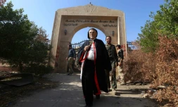 Petros Mouché, archevêque syriaque catholique de Mossoul et de Qaraqosh, inspecte les dégâts à Qaraqosh (30 km à l'est de Mossoul), le 30 octobre 2016 