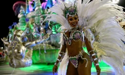 Une danseuse de l'école de samba Paraiso do Tuiuti samba lors de la première nuit du carnaval de Rio le 23 février 2020.
