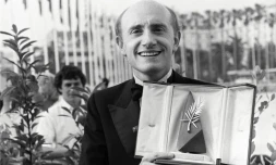 L'acteur Michel Blanc pose avec sa palme du meilleur acteur, partagée avec Bob Hoskins pour leurs rôles dans "Tenue de Soirée" de Bertrand Blier, le 19 mai 1986 au Festival de Cannes