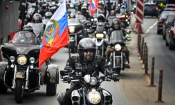 Des motards russes pro-Poutine, avec à leur tête Alexandre Zaldastanov (C),   rassemblés à Moscou pour le départ d'un rallye "patriotique" qui doit passer par l'Est de l'Ukraine et s'achever en Allemagne, le 29 avril 2023