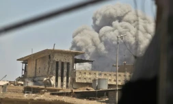 De la fumée au-dessus de la Vieille ville de Mossoul après une explosion, le 19 juin 2017 en Irak
