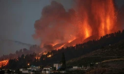 Le mont Cumbre Vieja en éruption à El Paso, sur l'île de La Palma, dans l'archipel espagnol des Canaries, le 19 septembre 2021