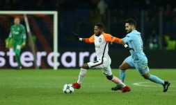 Le Brésilien Fred, alors milieu du Shakhtar Donetsk (g), à la lutrte avec celui de Manchester City Ilkay Gundogan en C1, le 6 décembre 2017 à Kharkiv en Ukraine