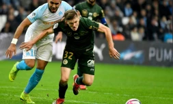 Le Marseillais Dimitri Payet (g) à la lutte avec le défenseur belge de Reims Thomas Foket, le 2 décembre 2018 au Stade Vélodrome