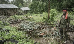 Un milicien amhara devant un charnier dans le village de Chenna, le 14 septembre 2021
