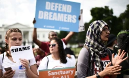 Immigrants et sympathisants manifestent lors d'un rassemblement à l'appui de l'Action différée pour les arrivées infantiles (DACA) devant la Maison Blanche le 5 septembre 2017 à Washington