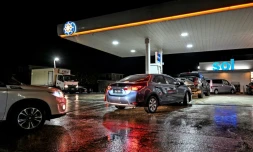Des automobilistes font la queue dans une station service avant l'arrivée de l'ouragan éeryl, le 29 juin 2024 à Bridgetown, sur l'île de la Barbade