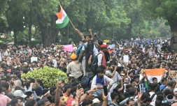 Des partisans du "Parti du peuple des cafards" (CJP) manifestent pour rĂ©clamer la dĂ©mission du ministre de l'Ăducation, en raison de fraudes prĂ©sumĂ©es aux examens universitaires, le 20 juillet 2026 Ă New Delhi, en Inde