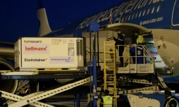 Une cargaison de 384.000 doses de vaccin chinois Sinopharm contre le Covid-19 est déchargée à l'aéroport de Buenos Aires, le 25 avril 2021