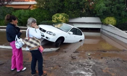 Une voiture endommagée par les inondations qui ont frappé Mandelieu-la-Napoule, dans les Alpes-Maritimes, le 4 octobre 2015