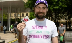 "Littéralement N'importe Qui D'autre" dans un parc à Dallas, Texas, le 6 avril 2024