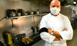 Le chef Philippe Etchebest dans la cuisine de son restaurant "Le Quatrieme Mur" à Bordeaux, le 30 septembre 2020