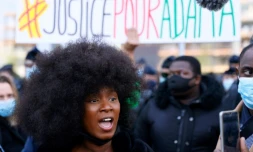 La militante française Assa Traoré, soeur d'Adama Traoré, mort en 2016 aprÚs son interpellation par les gendarmes, arrive au palais de justice de Paris, le 7 mai 2021