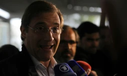 Le chef du parti de centre droit PSD (Parti social-démocrate) et Premier ministre sortant Pedro Passos Coelho parle à la presse après avoir voté à Massama dans la banlieue de Lisbonne, le 4 octobre 2015