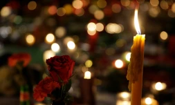 Fleurs et bougie en hommage aux victimes des attentats, place de la Bourse le 23 mars 2016 à Bruxelles 