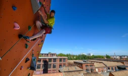 Un grimpeur escalade le plus haut mur du "Climbing Mulhouse Center", le 4 septembre 2020 à Mulhouse