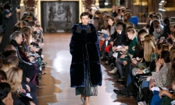 Une élégante doudoune créée par Stella McCartney et présentée lors des collections prêt-à-porter automne/hiver 2016-2017, le 7 mars 2016 à Paris