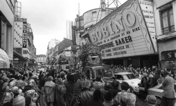 Le cortÚge funÚbre de Joséphine Baker passe devant le théùtre de Bobino, le 15 avril 1975 à Paris