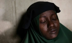 Humaira Mustapha, mÚre de deux des 317 adolescentes enlevées par des hommes armés, pleure devant sa maison, le 27 février 2021 à Jangebe, dans le nord-ouest du Nigeria