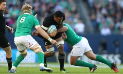 Le Néo-Zélandais Jerome Kaino (c) face à l'Irlande, en test-match, le 5 novembre 2016 à Chicago